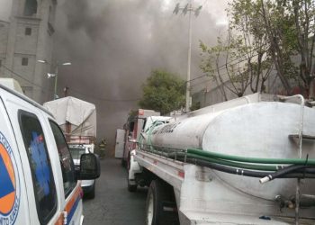 Incendio en bodega de Benito Juárez obliga a evacuar a quinientas personas