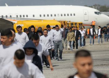 Gobierno de Biden retoma las deportaciones rápidas de migrantes