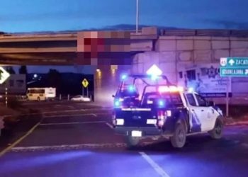 Hallan dos cuerpos colgados en puente vehicular en Zacatecas