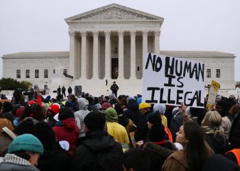 Corte de EU ordena reinstaurar política ‘Quédate en México’