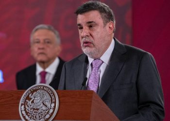 Julio Scherer Ibarra es hijo del reconocido periodista y fundador del semanario Proceso, Julio Scherer García. Estudió en la Universidad Nacional Autónoma de México