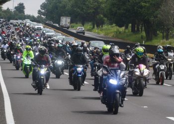 Realizan caravana para recordar a motociclistas fallecidos en accidente