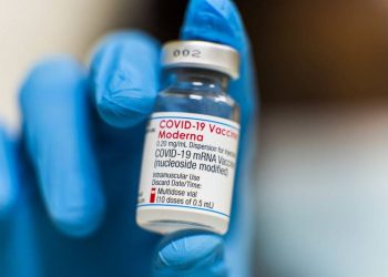 Hallan partícula metálica en vacuna contaminada de Moderna