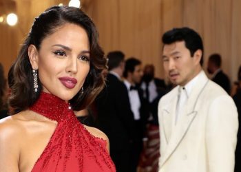 Eiza González conquista el MET Gala con un vestido rojo