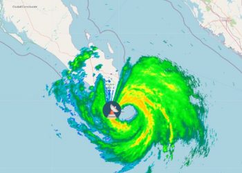 Huracán Olaf golpea las costas de Los Cabos, Baja California Sur
