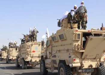 Talibanes desfilan con armamento que abandonó Estados Unido en Afganistán