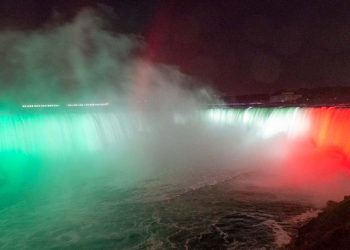 Iluminan con los colores patrios de México a las Cataratas del Niágara
