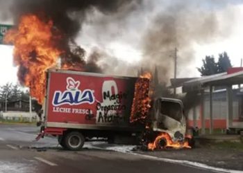 Sección 18 de la CNTE bloquea carreteras y quema vehículos en Michoacán