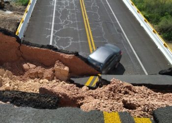 Colapsa puente en carretera de SLP, fallece una persona