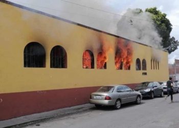 Incendian oficinas de la CNTE en Michoacán
