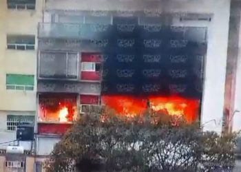 Se incendia edificio de colonia Lomas de Chamizal en Cuajimalpa (VIDEO)