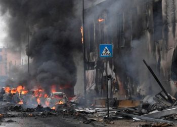 Avioneta se estrella contra edificio en Milán; reportan 8 muertos