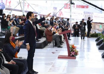 Durante informe de Mencha, al gobernador de Hidalgo le corean "Fuera el PRI"