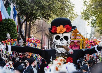 Metro y Metrobús de CDMX cerrarán estaciones durante desfile del Día de Muertos
