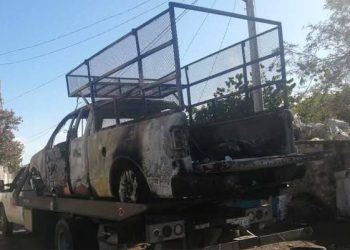 Queman y abandonan camioneta con seis cuerpos en Guanajuato