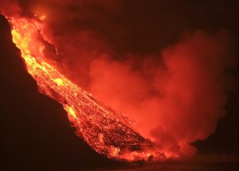 Satélite Sentinel-2 capta recorrido de lava del volcán “La Palma” hacia el mar