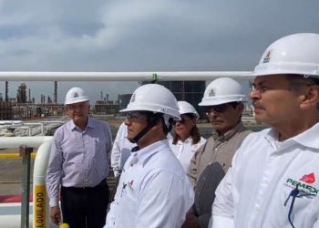 Destaca López Obrador rehabilitación de refinerías sin corrupción