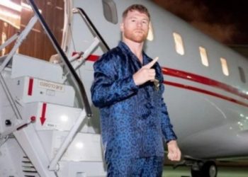 Canelo Álvarez porta lujosa pijama al llegar a Las Vegas