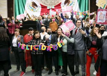 Toman la tribuna de San Lázaro para cantarle las mañanitas a López Obrador