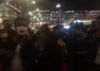 Por su cumpleaños, simpatizantes le llevan serenata a AMLO en Palacio Nacional