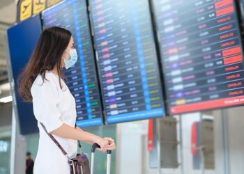 Cancelan miles de vuelos por expansión de variante ómicron