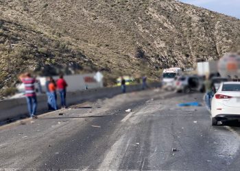 Tráiler sin frenos provoca carambola; deja cinco muertos y 16 heridos
