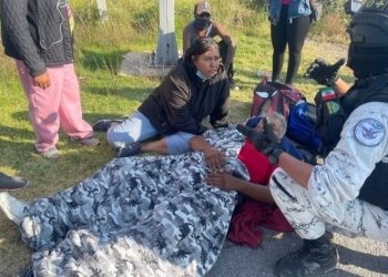 Camioneta del INM atropella a dos integrantes de la caravana migrante