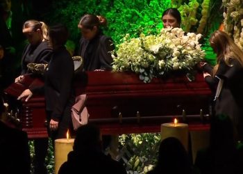 Miles asisten a la Arena VFG para despedirse de Vicente Fernández