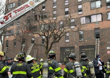 Incendio en Nueva York deja 19 fallecidos; 9 eran menores de edad