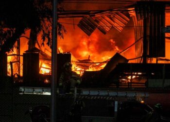 Incendio se propaga y arrasa con dos bodegas en Azcapotzalco