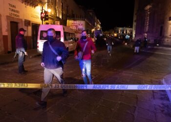 En la Plaza de Armas de Zacatecas, frente a Palacio de Gobierno abandonaron una camioneta con 10 cadáveres; así lo informó la Secretaría de Seguridad y Protección Ciudadana (SSPC).