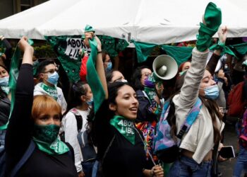 La Corte Constitucional de Colombia despenalizó la interrupción voluntaria del embarazo hasta la semana 24 de gestación, un paso "histórico para América Latina".