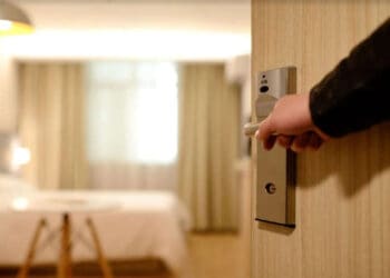 Empresarios turcos denuncian robo millonario en habitación de hotel de la CDMX