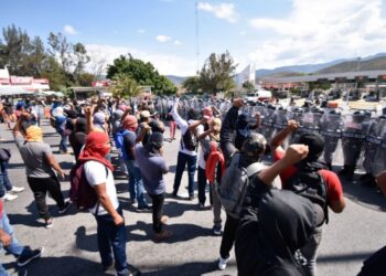 Normalistas de Ayotzinapa se enfrentan a GN en Autopista del Sol