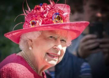 Reina Isabel II da positivo a Covid-19