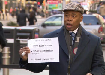 Relaja NY restricciones contra covid-19 en escuelas y restaurantes