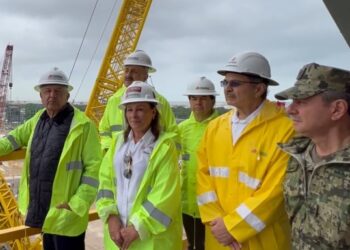 López Obrador promete autosuficiencia en combustibles