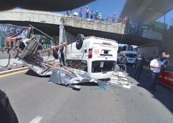 Combi se desploma en puente de Tlalnepantla, Edomex