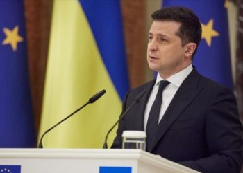 Presidente de Ucrania denuncia destrucción de aeropuerto