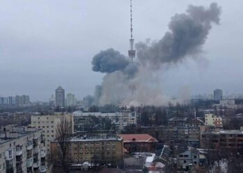 Rusia bombardea torre de televisión en Kiev