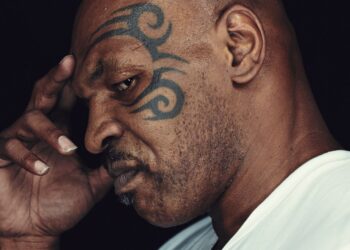 ¡Cuidado con su temperamento! Mike Tyson propina golpiza a un fan por molestarlo