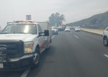 Incendio en la autopista México-Cuernavaca provoca caos vial