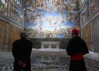 El presidente Andrés Manuel López Obrador visitó la réplica de la Capilla Sixtina que se instaló en la plancha del Zócalo, en la Ciudad de México.