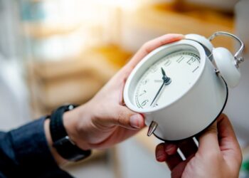 Antes de irte a dormir este sábado adelanta tu reloj