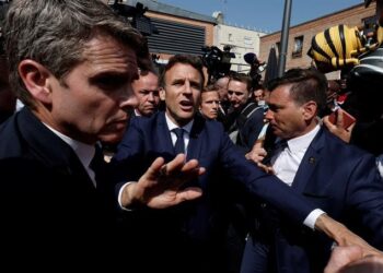 Arrojan tomates a Macron en su primera salida tras reelección