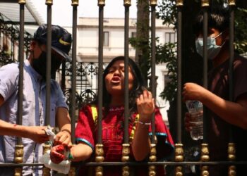 VIDEO: Mujer triqui cae de barda durante protestas en Gobernación