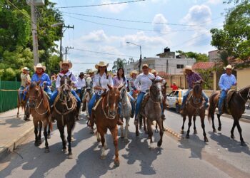 Carolina Viggiano recibe muestras de apoyo y cariño durante cabalgata en Huejutla