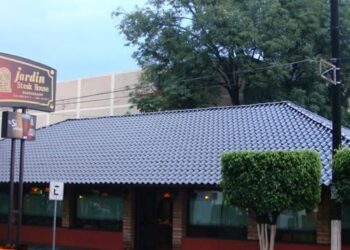 Balean a dos hombres en el interior de un restaurante en Michoacán