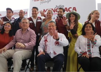 Marcelo Ebrard alza la mano a Julio Menchaca