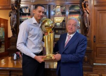López Obrador se reúne con Juan Toscano, campeón de la NBA